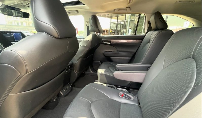 Clean Foreign Used 2021 Toyota Highlander full